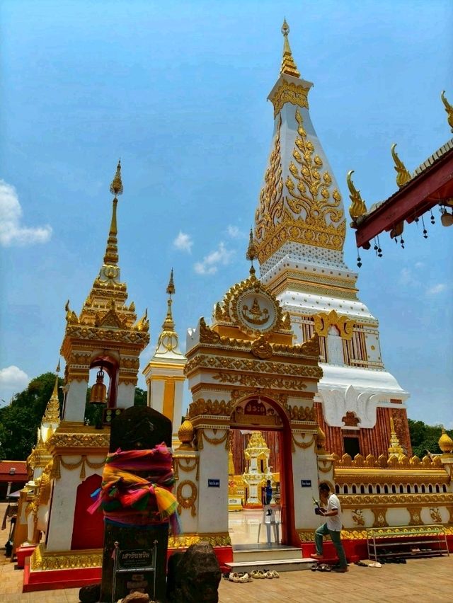 พระธาตุพนมบรมเจดีย์โดดเด่น
