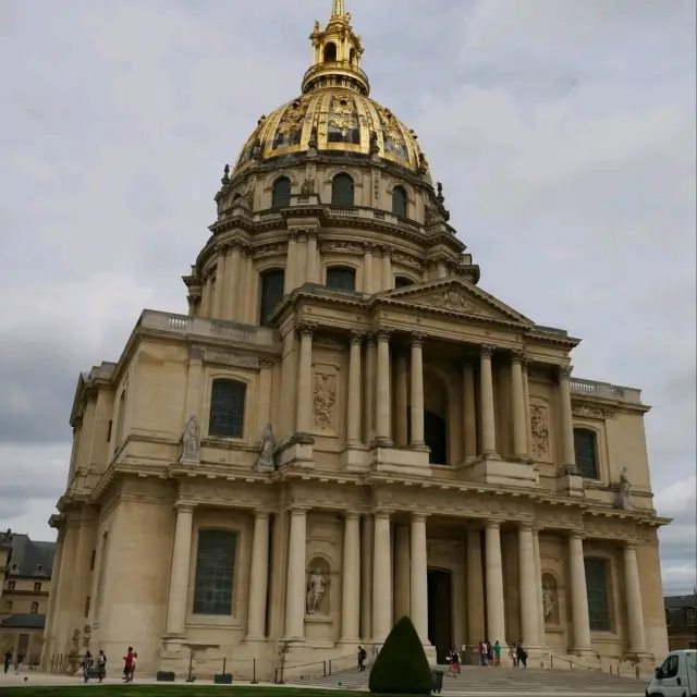 Historical Grandeur at Les Invalides in Paris