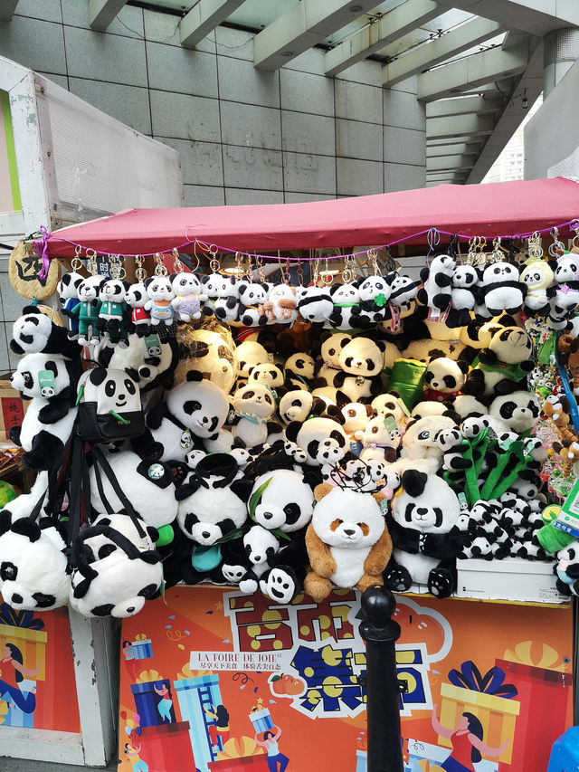 🐼 IFS & Chunxi Road: Chengdu’s Urban Icons 🐼 IFS & Chunxi Road: Chengdu’s Urban Icons