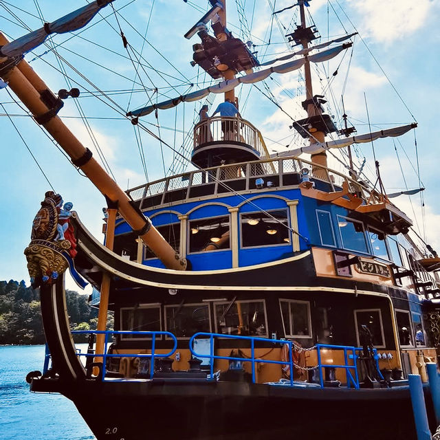 🚢「微風湖上行，富士山與箱根山景盡收眼底。」