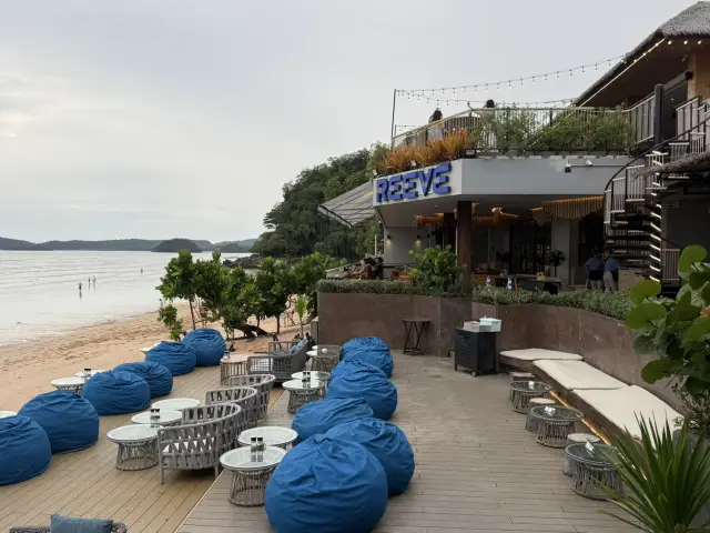 매우 편안한 해변 카페 겸 레스토랑