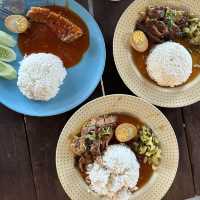 ฟินสองเมนู ข้าวขาหมู + หมูกรอบ หน้าหมู่บ้านถวาย