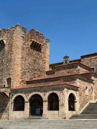 역사적인 카세레스에서 시간 여행을 떠나보세요