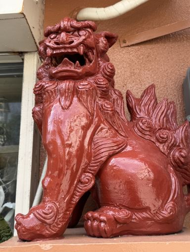 沖縄の壺屋通りにある風獅子専門店——持ち帰るのは陶器ではなく、笑顔で