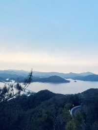 A Sky-High View of Qiandaohu: Tianyu Mountain’s Escalator Shortcut!