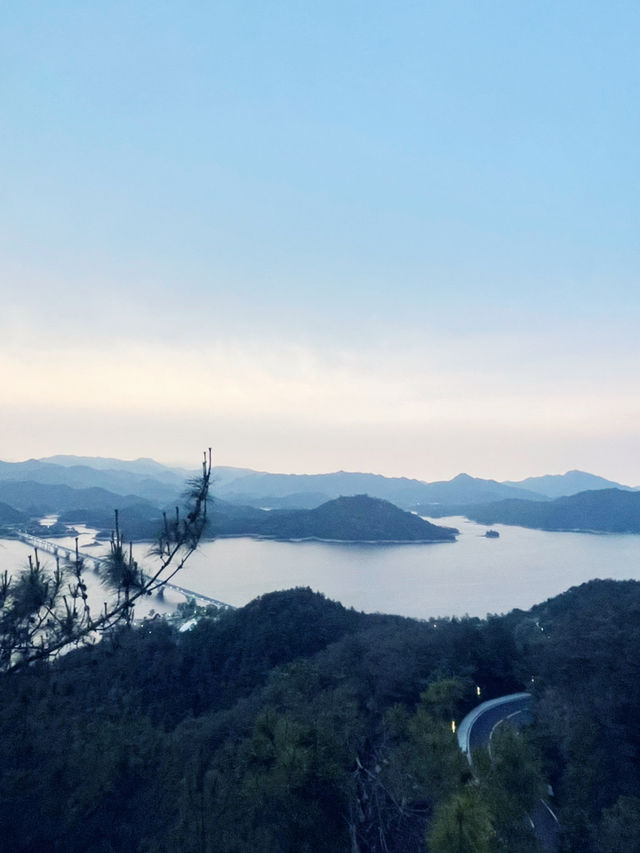 A Sky-High View of Qiandaohu: Tianyu Mountain’s Escalator Shortcut!