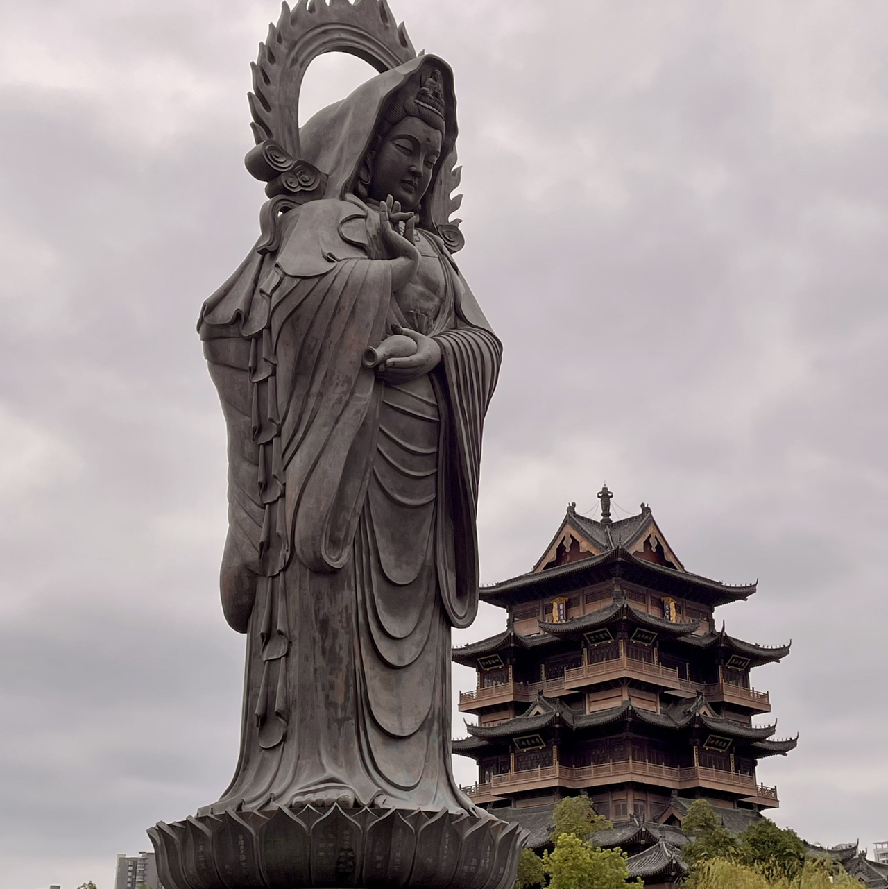 踏入归元禅寺的门槛,仿佛跨过了两个世界的交界。外面的车马喧嚣在此戛然而止,取而代之的是萦绕在空气中的淡淡檀香,和远处隐约传来的钟鸣。这钟声不急促,不张扬,只是沉稳地回荡在寺院的每一个角落,像是在提醒着每一位到访者:在这里,时光的步履本该如此从容。
沿着青石板路缓缓前行,两侧的古木撑开浓密的树冠,在石阶上筛落一地斑驳的光影。盛夏时,它们是沁人心脾的清凉;秋日里,飘落的叶片又为这条小径铺上一层金色的禅意。仰首可见飞檐静默地指向天空,斗拱层叠,雕梁画栋,每一处细节都沉淀着数百年岁月的低语。这些建筑不言不语,却仿佛在诉说着历代僧侣修行的故事,见证着无数香客虔诚的祈愿。
步入罗汉堂,五百尊罗汉形态各异,或慈眉善目,或怒目圆睁,或沉思冥想,或洒脱自在。在这里虔诚数罗汉,探问一段因果,成了每个来访者必不可少的仪式。俯仰之际,仿佛与千百年的智慧悄然相晤,让人不禁思索起人生的际遇与轮回。
藏经阁的檐角悬挂着风铃,清风拂过,铃声清脆,与远处传来的诵经声相互应和。这声音不喧闹,不扰人,反而让心境愈发沉静。若有心,可在晨钟暮鼓时分前来,聆听僧侣们早课晚课的诵经声,那整齐划一的韵律,仿佛能涤净心灵的尘埃。
若说归元禅寺最动人的地方,莫过于它给予每个人的那份自在。不必追赶时间,无需按图索骥。不妨择一处石阶静坐,听风拂过殿角,看清泉滑过石畔。春看竹影摇曳,夏闻莲香隐约,秋赏银杏铺金,冬观雪落梵宇。四季在这里轮回,而禅意始终如一。
在这里,让喧嚣渐渐褪去,让心神归于原位。或许只是半个时辰的静坐,或许是一整个下午的漫游,离开时,你会发现带走的不仅是一段记忆,更是一种久违的从容。
藏于闹市,归于本心——归元禅寺,不只是一处古刹,更是武汉城中一方自在净土。无论你是匆匆过客还是寻觅归人,这里总有一隅宁静,等你前来,寻回内心的安顿,重获生命的澄明。在这片梵音缭绕的净土里,每个人都能找到属于自己的禅意时光。
#海外旅行攻略 #武汉祈福 #願所求皆所願