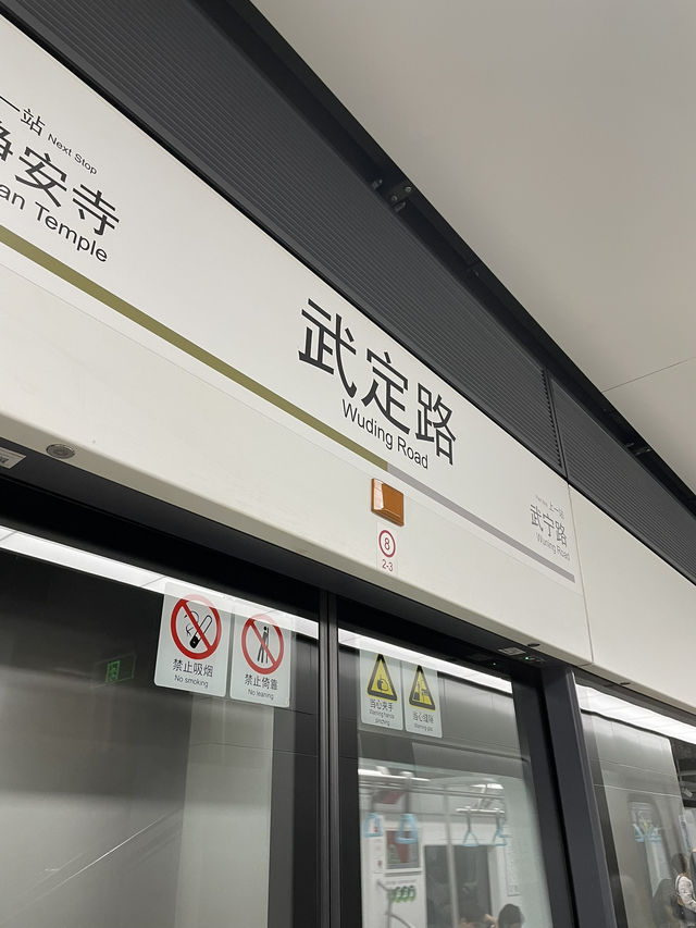 夜晚建築燈海下的人文風景🌃 夜晚建築燈海下的人文風景🌃