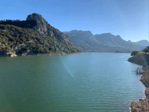 スペインのポリェンサでの海辺のリラクゼーションと地元の生活