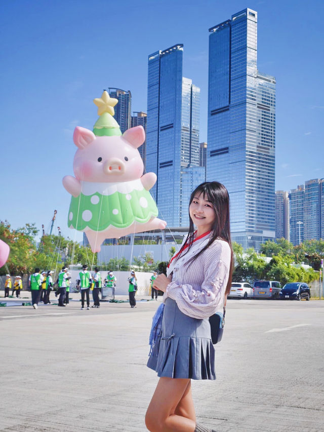 好得意呀！20個人氣角色空降西九🎈全港首個IP氣球巡遊！  今次安排得好順利，每隻IP公仔都有15個人係下面保持公仔平衡，就算有風都可以適時調節方向高低！有興趣嘅朋友起得Mark定12月28日嚟西九