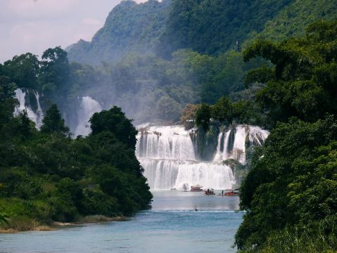 大自然の滝。 | Trip.com Trung Khanh District