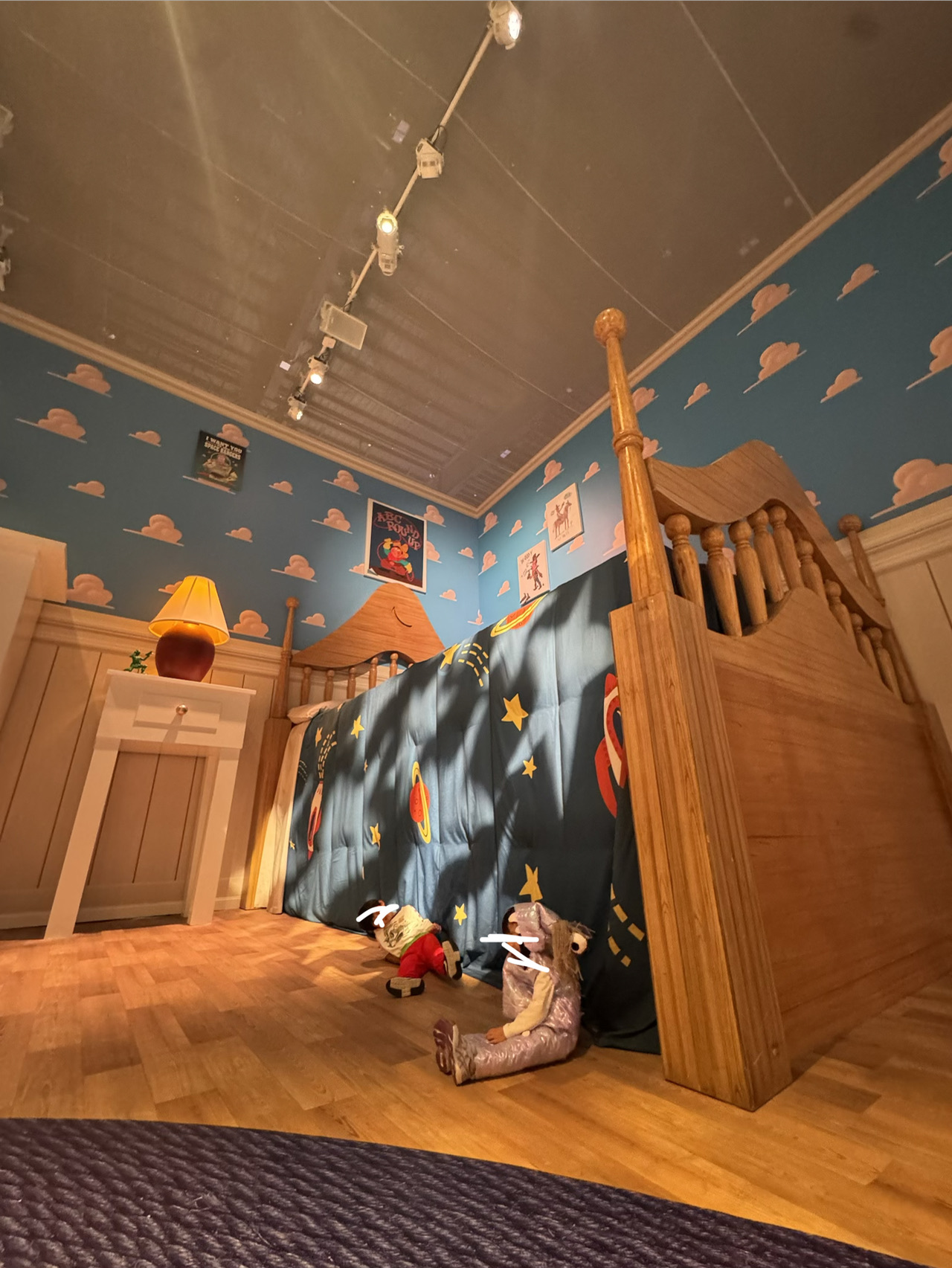 I went to the "Pixar World Exhibition" with my 4-year-old daughter 📽️
It was an amazing interactive exhibition that immerses you in 10 different worlds!
· Note: We visited on opening day.

I wanted to fully support what my daughter loves, so I gave it my all and handmade her costume for the event 🔥

That being said, the actual outing wasn't entirely "Awesome!"...
Honestly, with a gloomy mood, there were moments I thought, "Ugh, this is exhausting..." lol.
But I always believe it’s better to regret doing something than to regret not doing it.

With that in mind, I took her along, and it turned out to be an exhibition where I got to see her walking around as if she were the main character ✨

⚠️ If you're going with kids, here are 11 things you MUST know, or you'll regret it:
· It seems operations have improved recently, so things might be smoother now! Use this for reference 👇

1. Fast entry doesn't mean it's empty inside.
· > You still have to line up for every single photo spot.
· I’ve heard it’s much better now thanks to staff guiding the lines!

2. The exhibit is one-way only—no turning back.
-> You can't say, "Oh, I want to go back to that last spot."

3. Long wait times for popular rooms (especially in the first half).
· > It will totally drain your energy early on.
· Word is that when it's crowded now, the staff takes the photos for you, but there are rumors their photography skills are pretty awful...

4. Some exhibits are easy to walk past without noticing.
· > Many people miss the interactive elements like pushing buttons.
Up 🎈: You can open the mailbox and read the adventure book.
Monsters, Inc. 👾: Pressing a button makes scream noises play, etc.
· Some who went in April mentioned these interactive features were no longer available...

5. There are NO restrooms once you're inside!
-> Make absolutely sure the kids go before entering.

6. Almost zero cell service in the venue.
-> Expect not to be able to text or look things up inside.

7. It takes at least 1.5 hours, even if you rush.
-> It's a longer haul than you'd imagine.

8. Cloakroom is paid.
-> Carrying heavy bags is low-key stressful.

9. It’s hot inside & no food or drinks allowed.
· > Dress lightly 👀 I was initially told even drinks were basically a no-go.
· Currently, it seems taking a quick sip of water is allowed, but only in the hallways.

10. Shop, cafe, and vending machine merch can sell out depending on the time.
· > You can visit the cafe without an exhibition ticket.
· Merch stock seems to have stabilized lately.

11. You must exit through the gift shop (unavoidable route).
-> The ultimate kid-trap activation point.

😮💨 4 Things You Can Feel at Ease About:
☑︎ Stroller parking is available (*No strollers allowed inside the exhibit though).
☑︎ It's closer to the station than you think (and more than half the way is covered).
☑︎ We were allowed to enter earlier than our reserved time (*Operations might change).
☑︎ You can easily make a quick side trip to Senkyaku Banrai.

Honestly, I had other plans afterward, so we couldn't completely go around everything, but just knowing these tips will completely change your level of satisfaction!
If you're planning to go, make sure to save this post for reference ✨
