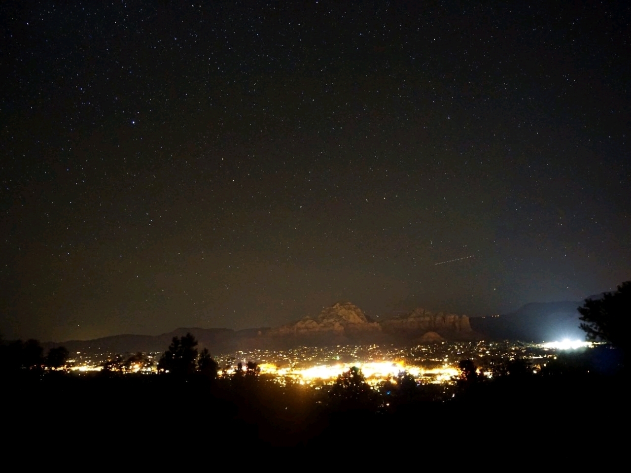 [Sedona, Arizona] Chasing the Light at Midnight ｜ Capturing the Milky Way and City Lights with a Stranger at the Airport Scenic Lookout