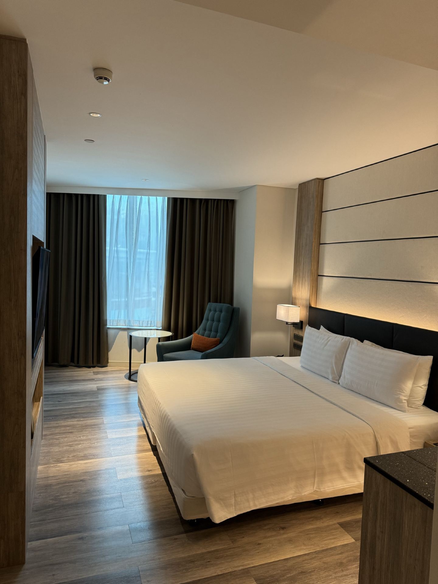 Hai semuanya! Hal terburuk tentang bepergian sendiri di Bangkok adalah panasnya dan harus banyak berjalan kaki 🚶♀️ Hari ini saya akan memperkenalkan Solaria Nishitetsu Hotel Bangkok – penyelamat bagi para pelancong yang malas dan pecandu transportasi! 🌟

Hotel bintang empat bergaya Jepang ini dibuka pada tahun 2020. Fasilitasnya baru, kamarnya bersih dan nyaman, dan terdapat kolam renang di atap, bar, dan pusat kebugaran dengan pemandangan kota Bangkok yang menakjubkan.

Manajemen bergaya Jepang. Ini adalah hotel pertama di Thailand di bawah Grup Nishitetsu. Dari proses check-in hingga perabotan kamar, Anda akan merasa seperti berada di Tokyo! ✨ Pelayanannya teliti dan penuh perhatian, kebersihannya sangat baik, dan kamar-kamarnya dilengkapi dengan perlengkapan kamar mandi TOTO dan toilet bidet!

Lokasi yang strategis dengan dua jalur kereta api.

Hanya 1 menit berjalan kaki dari Stasiun BTS Asok ke lobi hotel, sehingga Anda benar-benar terlindungi dari matahari dan hujan! Stasiun MRT Sukhumvit juga dekat. Dengan dua jalur kereta, sangat mudah untuk pergi ke mana saja. Naik BTS selama 4 pemberhentian ke distrik perbelanjaan Siam, dan MRT terhubung langsung ke Grand Palace dan Chinatown!

T21 berada tepat di sebelahnya, dan di seberang jalan terdapat pusat perbelanjaan Terminal 21. Food court-nya murah dan enak, dan ada tempat pijat Let's Relax dan 7-Eleven di lantai bawah. Ada juga Koreatown dan jalanan bar di dekatnya. Fasilitasnya benar-benar luar biasa!

Harga kamar sekitar HKD 800 per malam. Untuk lokasi dan kualitas ini, harganya sangat terjangkau. Ini adalah tempat menginap yang wajib dikunjungi di Bangkok!

#BangkokHotels #BangkokTravel #Bangkok #BangkokAccommodation #Bangkokhotel