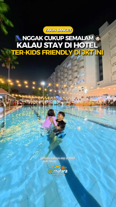 Soalnya hotel ini punya Playful area, udh ada outdoor kids playground ala pantai yg luas, mini zoo dgn banyak satwa dan ada kolam ikan juga😍

Enaknya lg udh ada kolam renang olympic, kolam anak, gym, sauna, dan indoor kids playground juga✨

Buat tipe kamarnya pilih tipe Deluxe Executive biar bisa muat sekeluarga, ada balkon dgn view danau dan udh include breakfast ya😆

Ini di Sunlake Waterfront Resort Jakarta ya!🥰

#sunlakewaterfrontresortandconventionortandconvention #hotelkidsfriendlyjakartaarta #hoteljakarta #staycationjakarta #explorejakarta