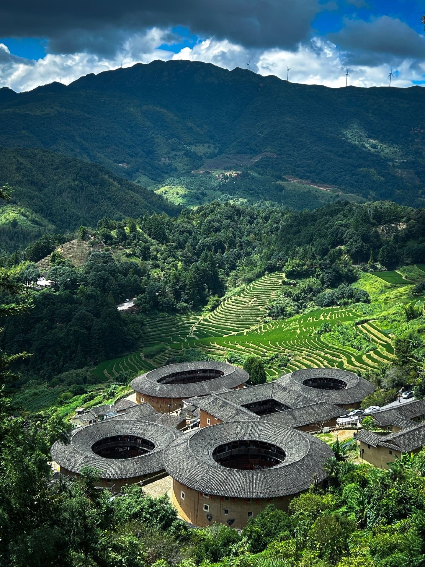Nanjing Tulou | The Scenic Yunshuiyao and the Iconic "Four Dishes and One Soup" of Tianluokeng.