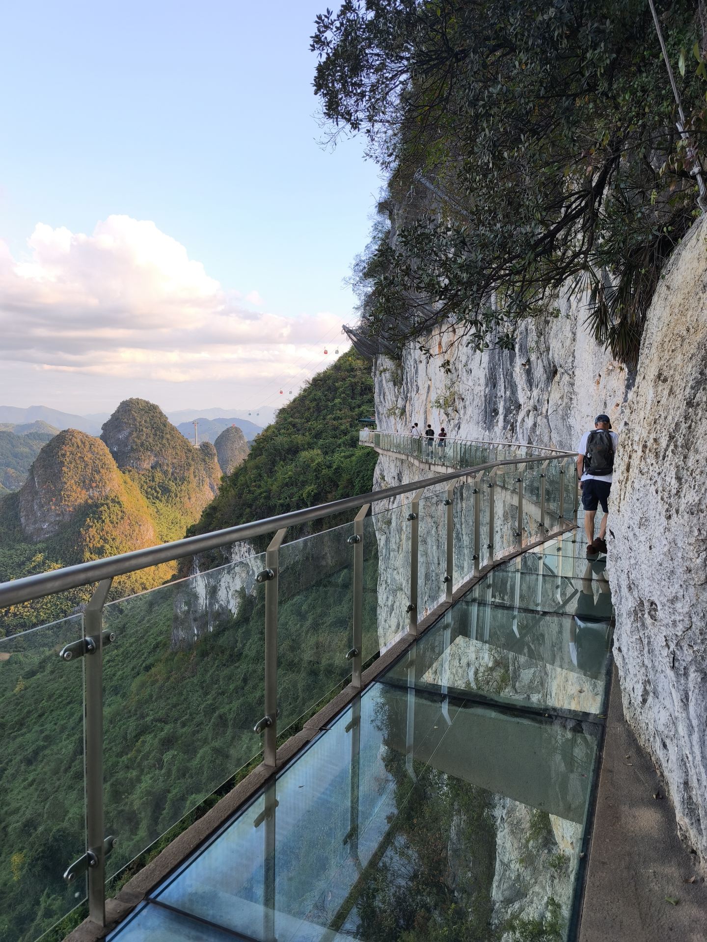 A glass path stuck to a cliff in Yangshuo 😳