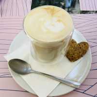 【ジョージア🇬🇪/かわいいハート型のクッキー付きカプチーノ☕️】