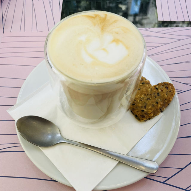 【ジョージア🇬🇪/かわいいハート型のクッキー付きカプチーノ☕️】