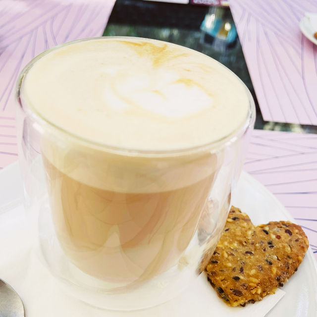 【ジョージア🇬🇪/かわいいハート型のクッキー付きカプチーノ☕️】