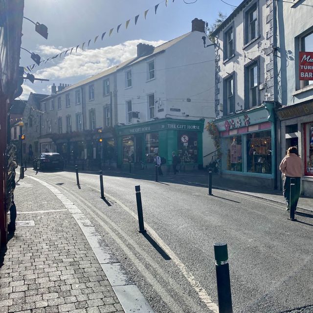 Bustling Markets and Friendly Locals 🛍️