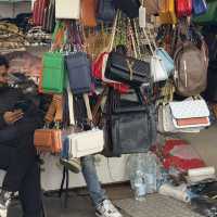 Markets near the Pisa tower have an exceptional selection of handbags!💯