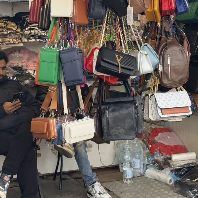 Markets near the Pisa tower have an exceptional selection of handbags!💯