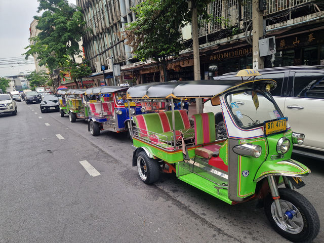 Bright lights, bustling streets, and unbeatable street food – Bangkok never sleeps.