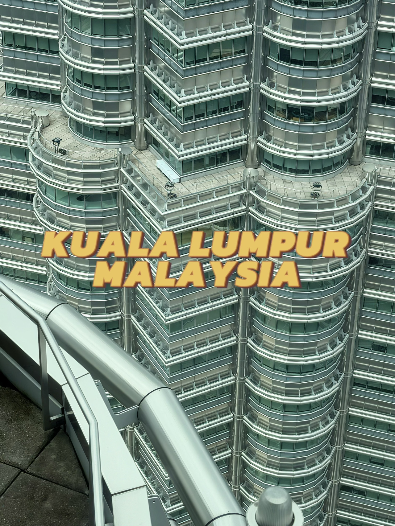 Metropolis modern ini terkenal dengan perpaduan unik antara budaya kuno dan arsitektur mutakhir. Di sini Anda akan menemukan **Menara Petronas** yang terkenal - simbol kemajuan dan inovasi, serta pasar yang nyaman, situs bersejarah, dan kuliner lezat.

Sejarah kota ini dimulai pada abad ke-19, ketika kota ini merupakan pemukiman pelabuhan kecil. Pada tahun 1857, demam emas dimulai di sini, yang menyebabkan pertumbuhan dan pembangunan yang pesat. Pada tahun 1896, kota ini resmi ditetapkan sebagai ibu kota, dan pada abad ke-20 berubah menjadi kota metropolitan modern dengan gedung pencakar langit, pusat perbelanjaan, dan atraksi budaya.

Kuala Lumpur adalah kota yang penuh kontras, tempat masa lalu bertemu dengan masa depan. Ini adalah tempat yang wajib dikunjungi untuk membenamkan diri Anda dalam atmosfer keramahan dan kemajuan Asia!

🌟 Merencanakan perjalanan? Jangan lewatkan kesempatan untuk melihat kota yang menakjubkan ini dengan mata kepala Anda sendiri!

#KualaLumpur #Malaysia #Travel #CityOfContrasts #PetronasTowers #CityHistory #malaysia #kualalumpur #travel