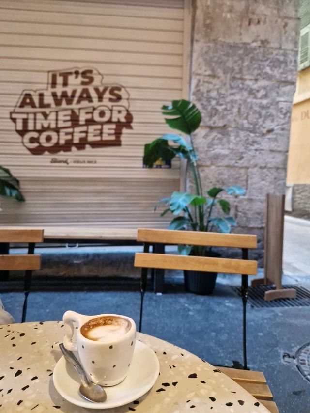 Get lost in the steets of old town Nice 🌐🧭