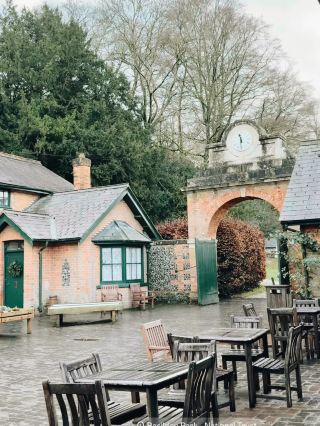 🏰 Basildon House & Park: Elegant History & Riverside Strolls 🇬🇧✨