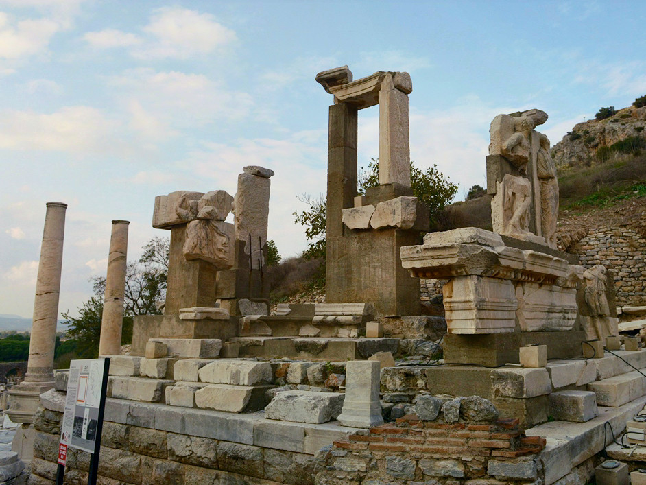 トルコの古代都市エフェソスで最も有名な建造物であるセルスス図書館