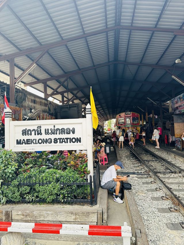 Shop🛍️and STOP When The Train🚞 Passes