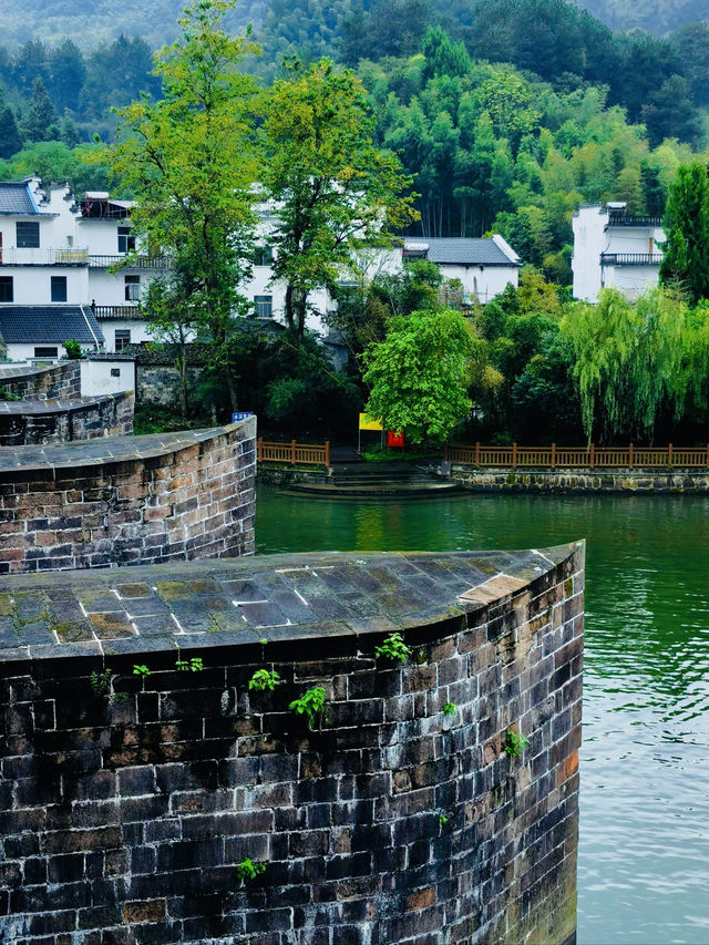 齊雲山腳下的這座古橋，仿佛走進了畫中般