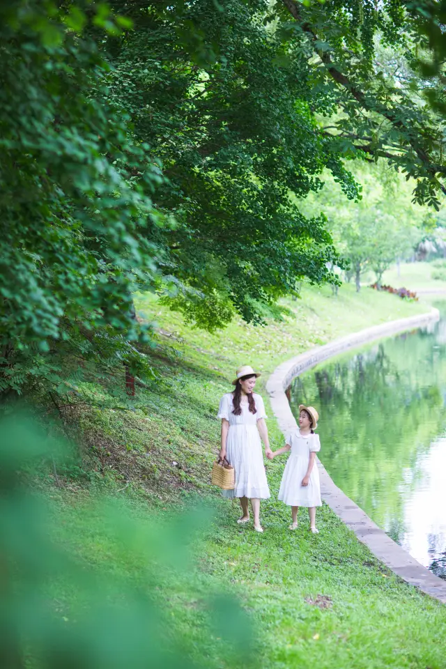 Enjoying Flowers in Shanghai in Spring | Gongqing Forest Park Baxian Garden