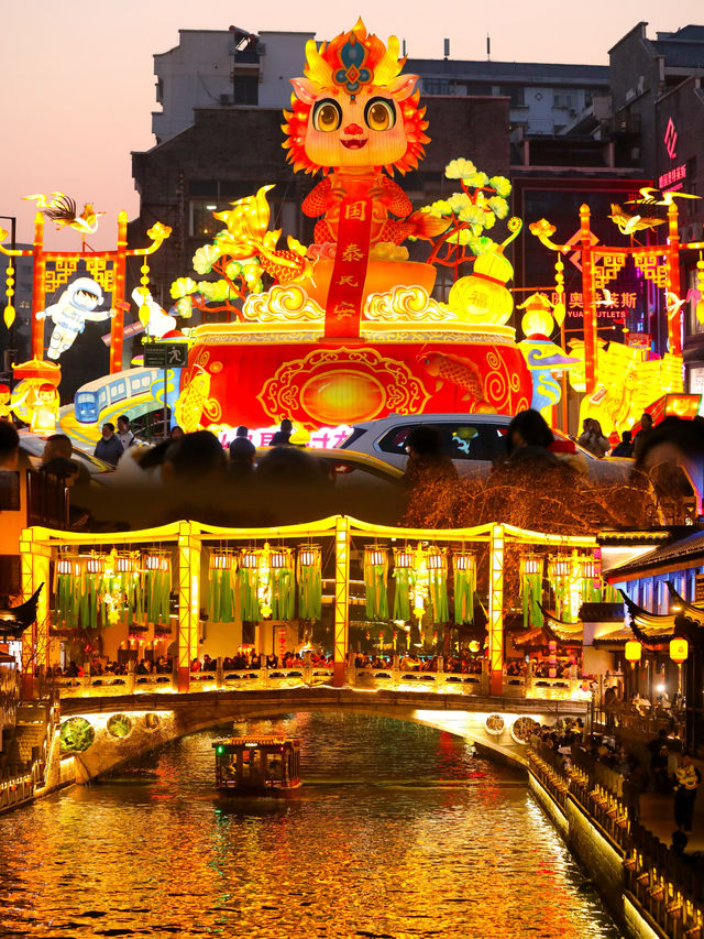 南京秦淮河畔的花燈好壯觀啊！