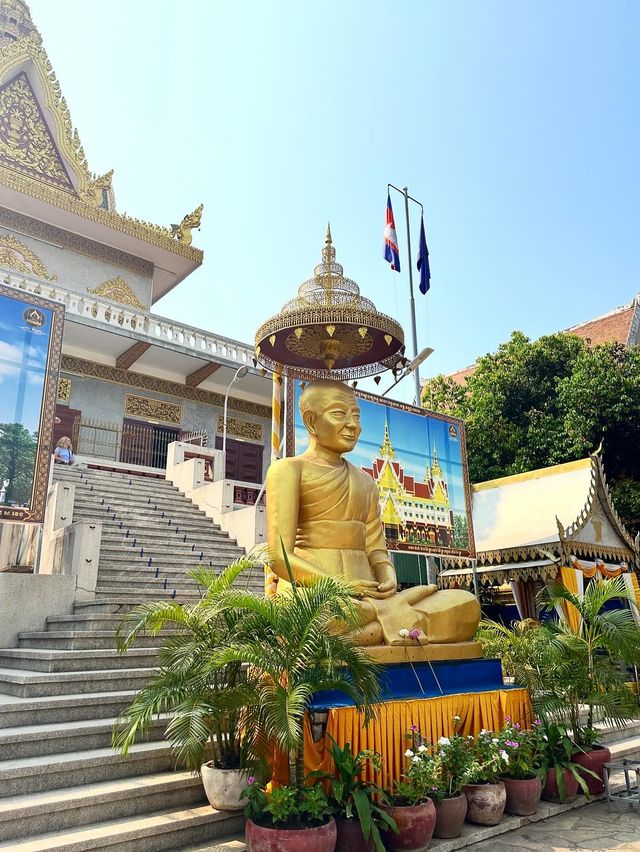 Finding Peace in Wat Ounalom Monastery