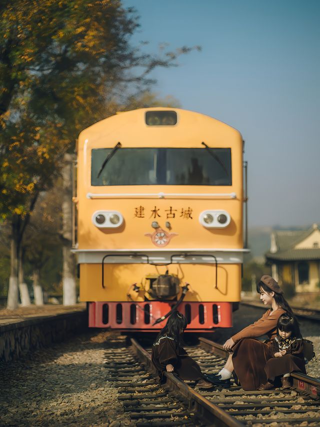 攜帶孩子在建水坐上了這趟開往春日的米軌小火車