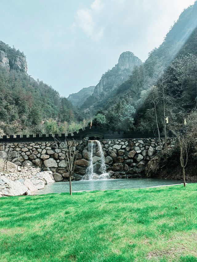 東陽南江水庫，碧水靜臥，群山如畫