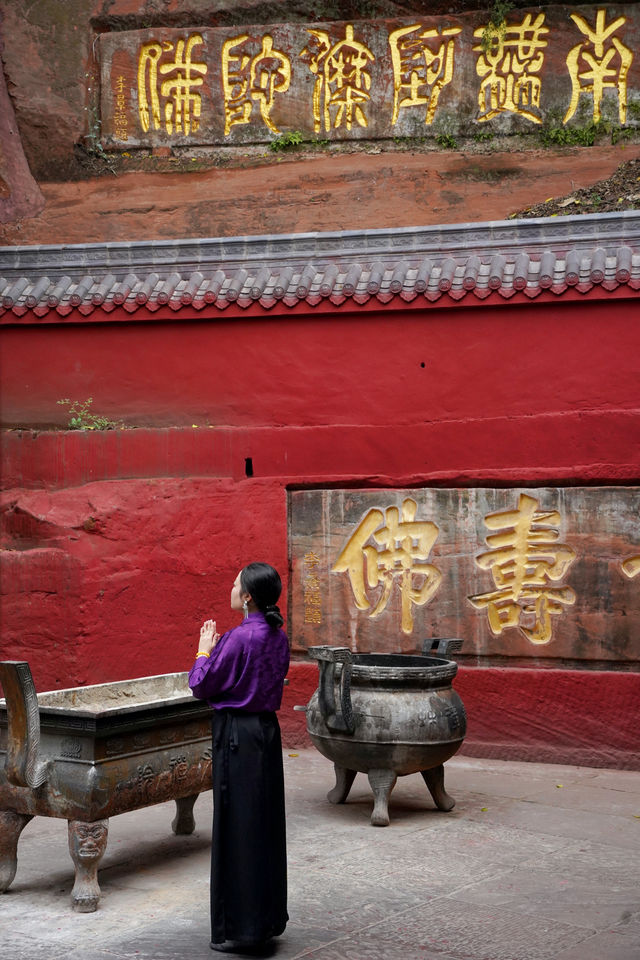 比起樂山大佛，我更愛山頂這座中國紅古寺