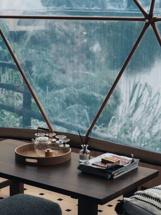 The Zhaoqing campsite is adjacent to ancient tree mines and is nestled in the mountains and wilderness