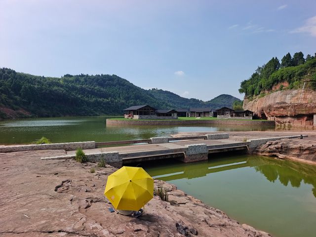西南界洞峡群風景區。