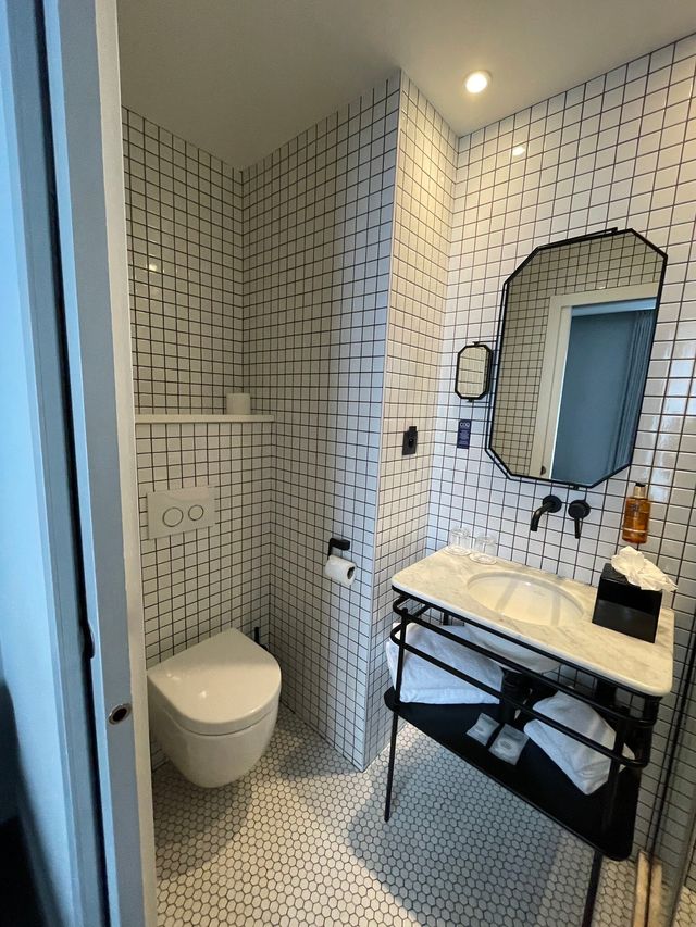 巴黎寶藏酒店 COQ Hotel Paris   酒店評分：4.5/5  獲獎情況：多次獲得優。