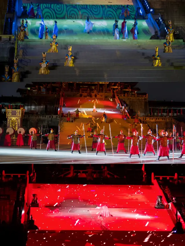 Tengwang Pavilion is even more magical at night, and there is a grand live performance to watch. 