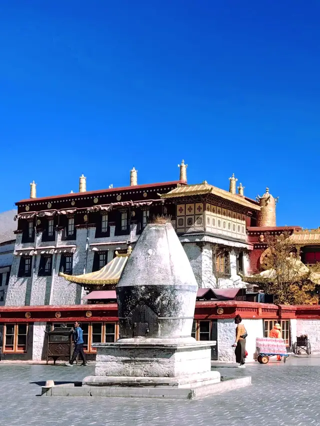 This magnificent palace standing on the plateau is a must-see place in your lifetime. 