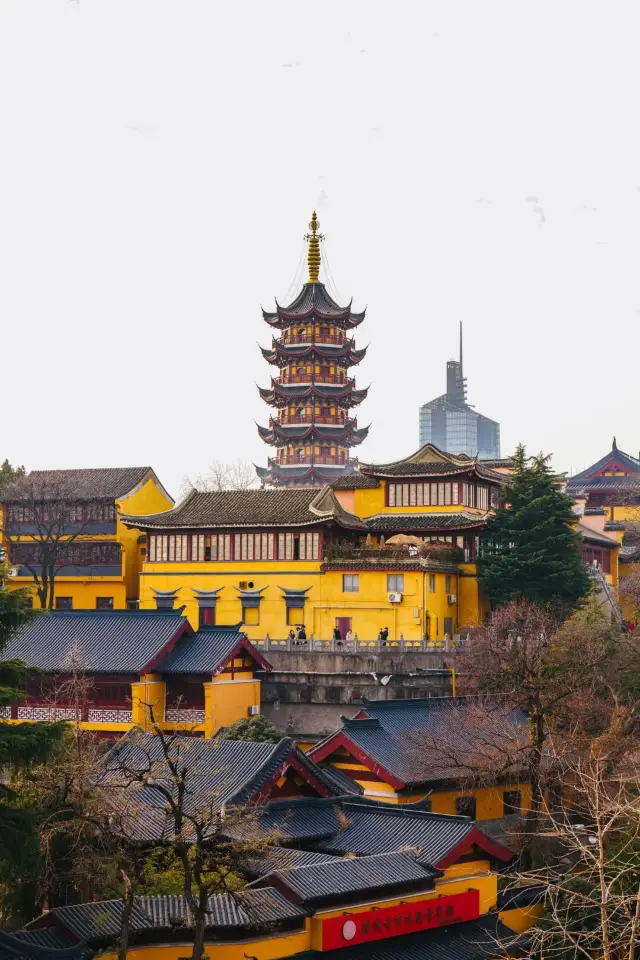古雞鳴寺的五光十色
