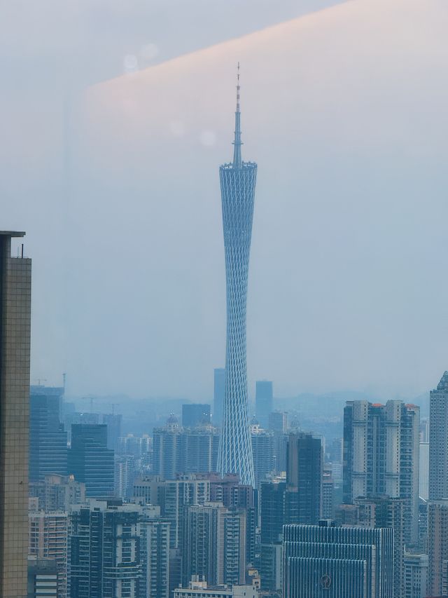 廣州中心皇冠假日酒店：小蠻腰下流動的盛宴