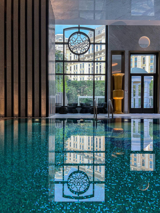 澳門最美室內泳池｜卡爾拉格斐酒店的時尚水境🏊‍♀️