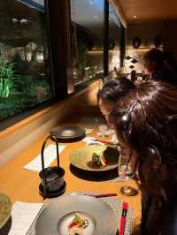 沿著伊豆回到箱根，住了兩日吉池旅館，終於明白為什麼它被說成「箱根必住」——看山看海看錦鯉，泡溫泉飲清酒，時間彷彿都慢了下來🍶
