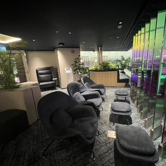 機場｜香港機場休息室Sapphire Lounge 過去半年大概去了HK機場七八次，各種休息室也算體驗過一輪～ 最近會陸續分享，先來說說我最愛的這家！